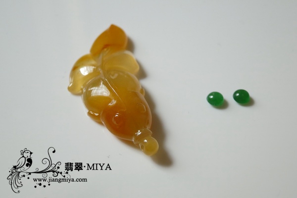 罕见玻璃种鸡油黄翡翠金鱼