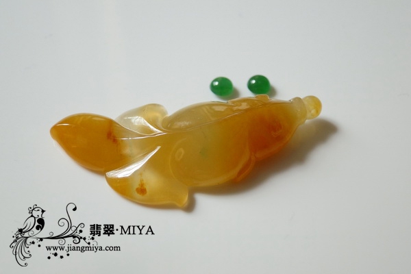 罕见玻璃种鸡油黄翡翠金鱼
