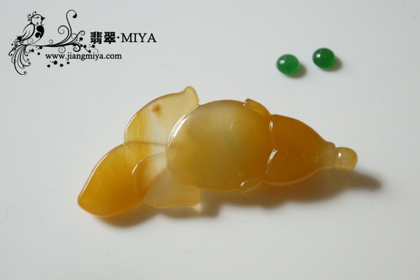 罕见玻璃种鸡油黄翡翠金鱼