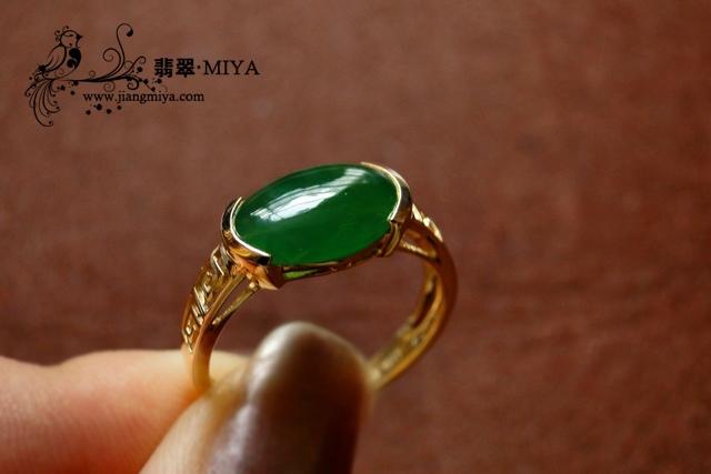 2011新年第一批镶嵌定制的宝贝<br />出炉啦，童鞋们来认领哈” /></p>
<p>宝贝4：蝴蝶结款戒指<span style=