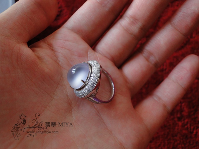 收藏级别玻璃种强荧光大蛋面戒指