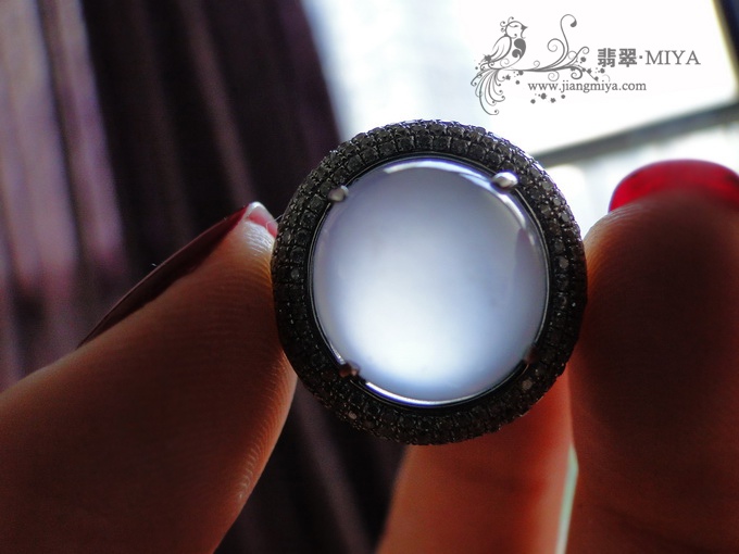 收藏级别玻璃种强荧光大蛋面戒指
