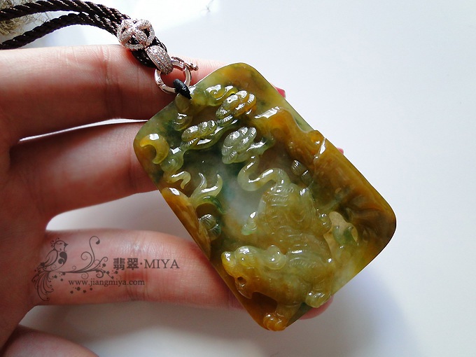 冰种三彩黄翡虎牌挂坠