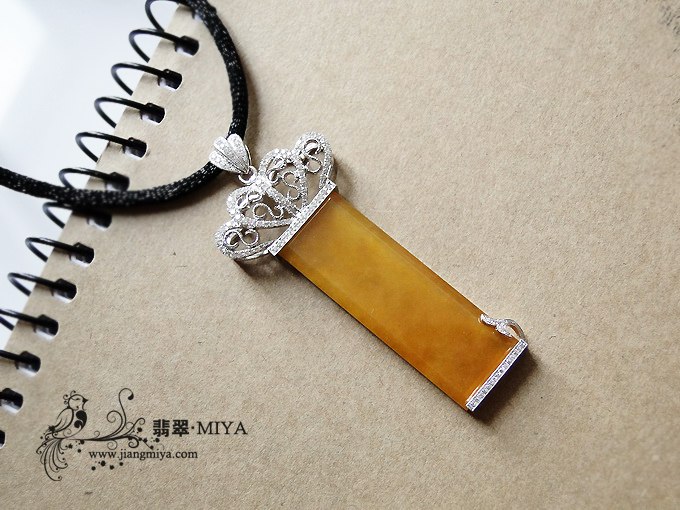 极品玻璃种起荧光黄翡皇冠方牌挂坠
