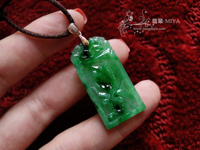 冰种飘绿小方牌