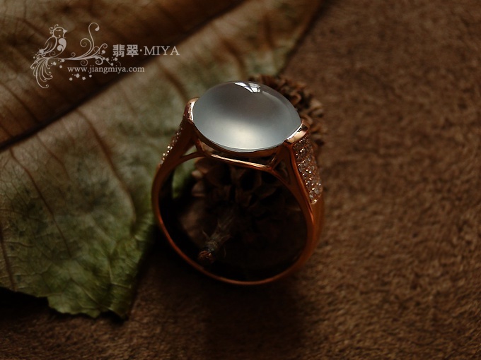强荧光翡翠戒指