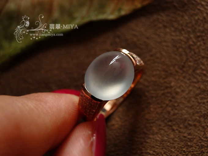强荧光翡翠戒指