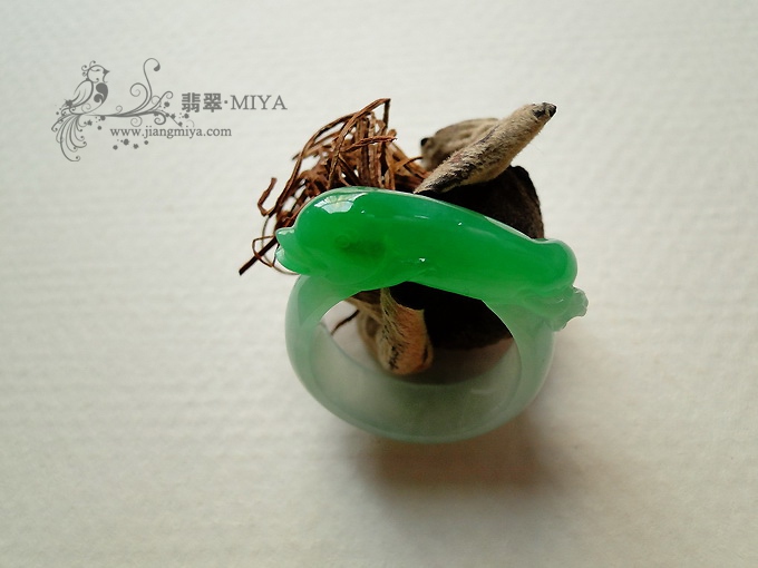 冰种翠绿海豚指环
