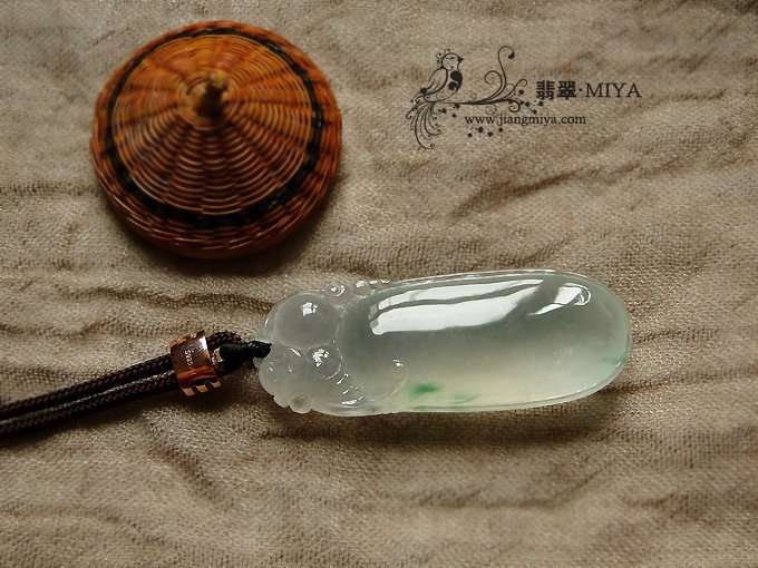 冰种起荧光飘绿花福瓜翡翠吊坠