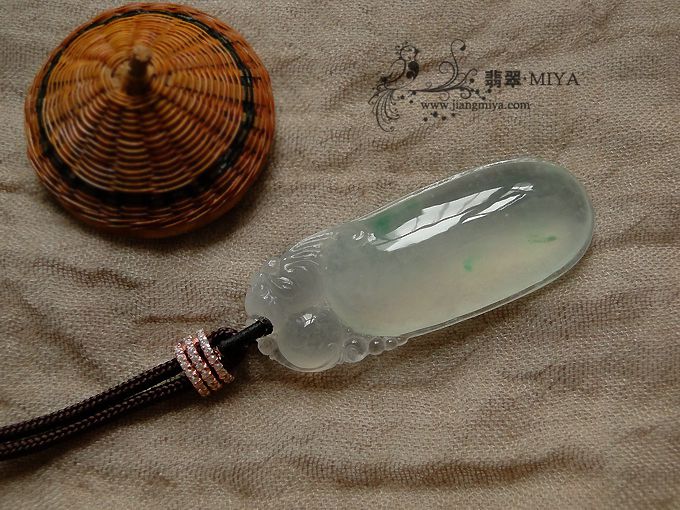 冰种起荧光飘绿花福瓜翡翠吊坠