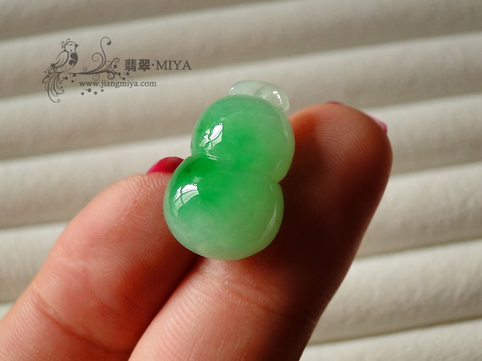 冰糯种飘翠绿葫芦蛋面