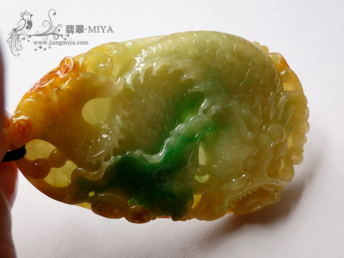 三彩黄加绿鱼化龙大挂件，男士翡翠挂件