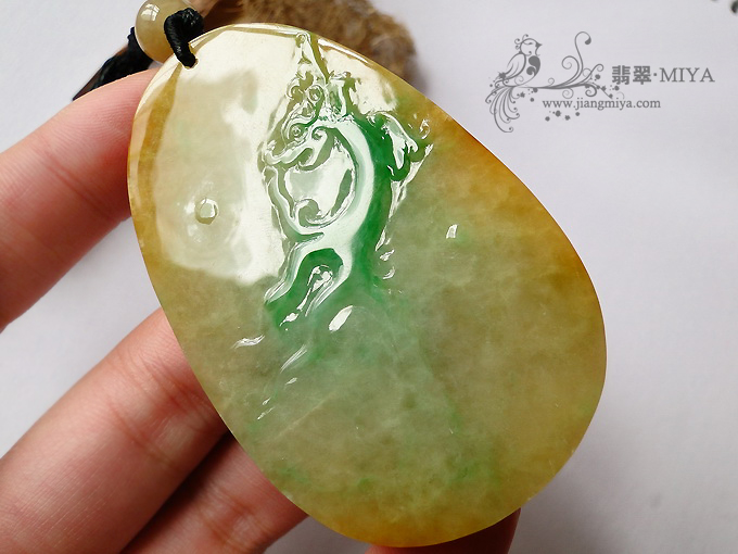 三彩黄加绿鱼化龙大挂件，男士翡翠挂件
