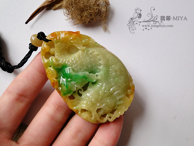 三彩黄加绿鱼化龙大挂件，男士翡翠挂件