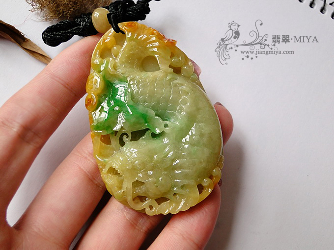 三彩黄加绿鱼化龙大挂件，男士翡翠挂件