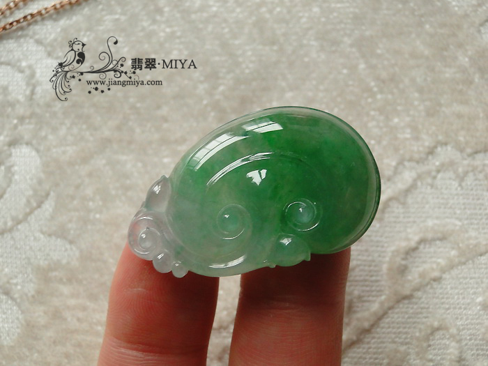 冰种飘绿花翡翠如意