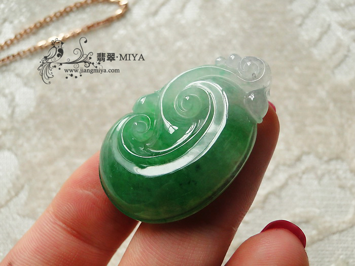 冰种飘绿花翡翠如意