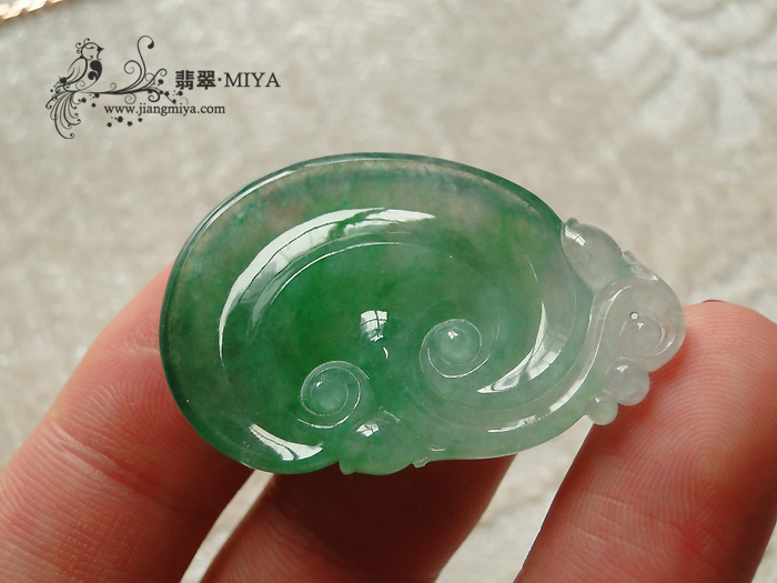 冰种飘绿花翡翠如意