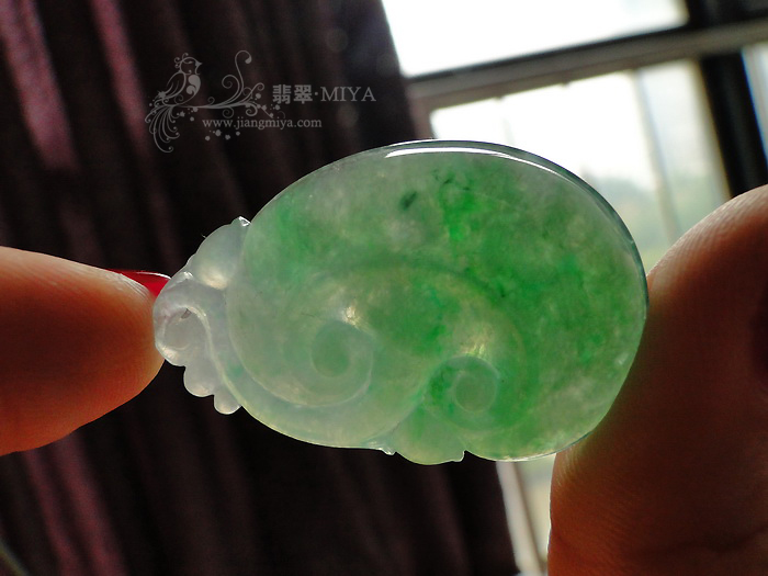 冰种飘绿花翡翠如意