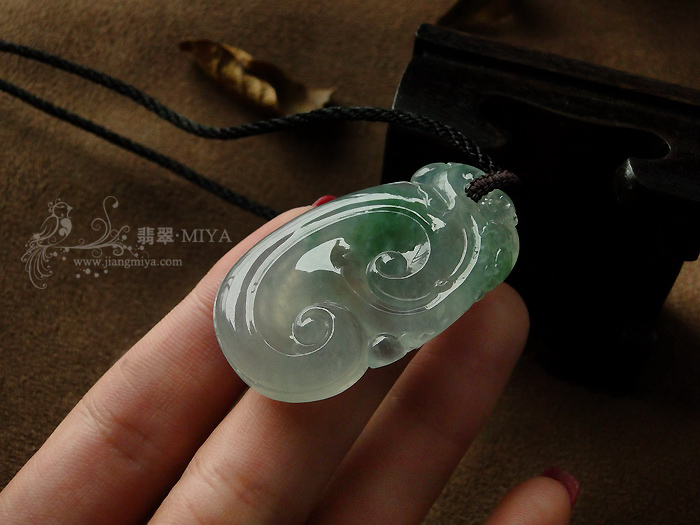 冰种飘绿花如意挂件
