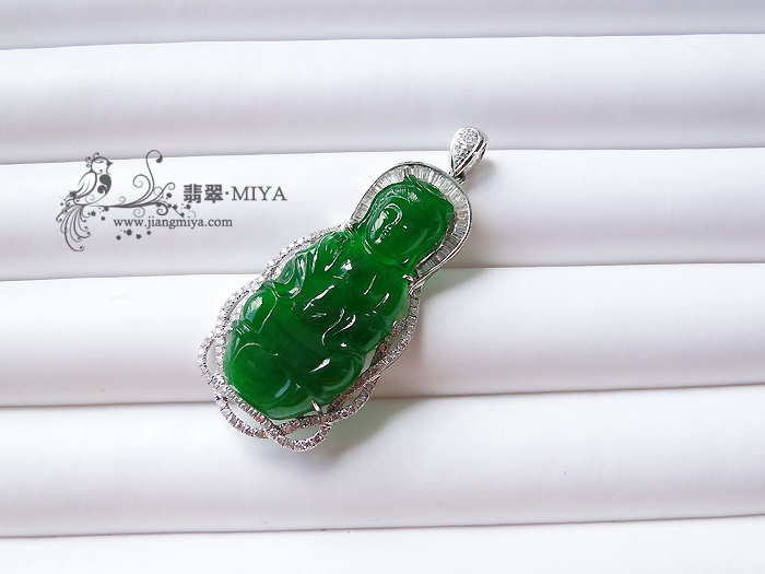 老坑玻璃种浓阳绿翡翠观音吊坠