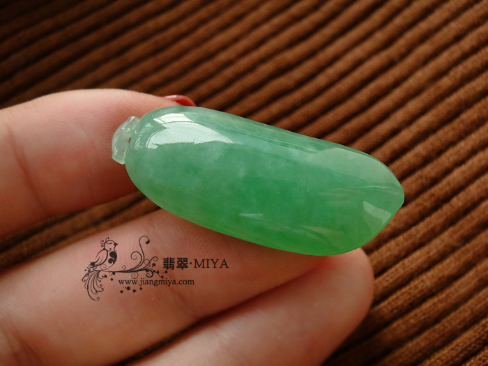 大玉不雕冰种淡绿翡翠福瓜
