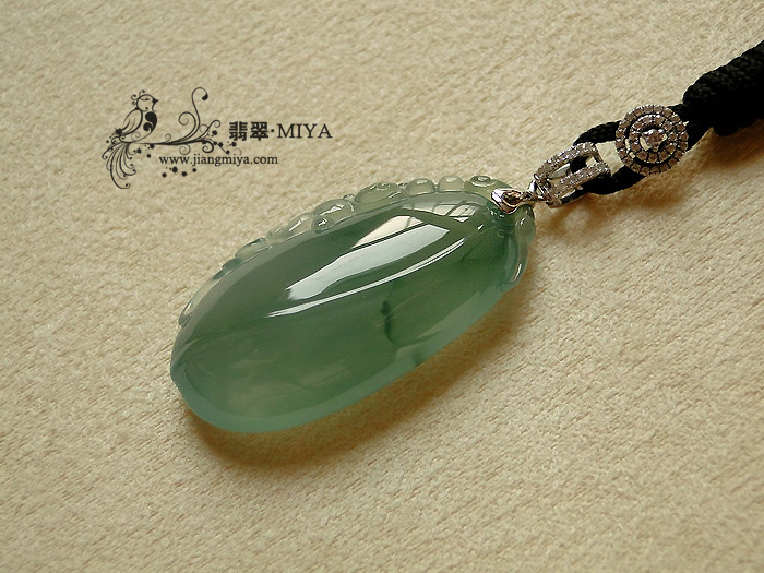 高冰蓝水略飘花翡翠福瓜