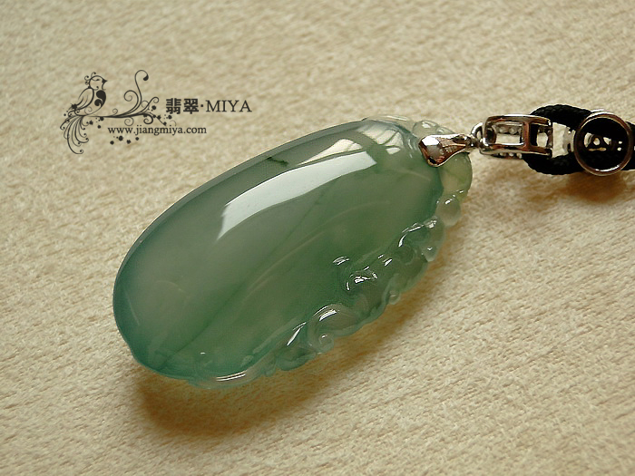 高冰蓝水略飘花翡翠福瓜
