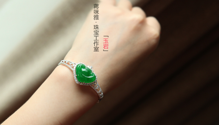 高冰种正阳翠绿翡翠如意镶嵌手镯